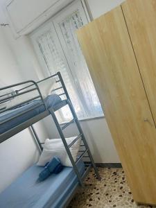 Litera con escalera en una habitación en MeMa', en Scauri