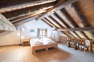 una camera con letto e soffitti in legno di Chesa Michel a Bever