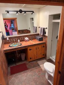 Un baño con lavabo y un espejo grande. en Blacksmith's House Private Casita's, en Tubac 28 fotos más