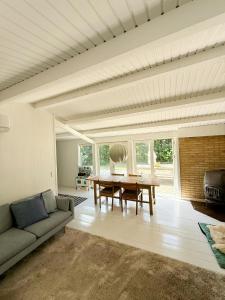 un soggiorno con un divano e un tavolo di Wooden Cottage Near The Beach In Odsherred ad Asnæs