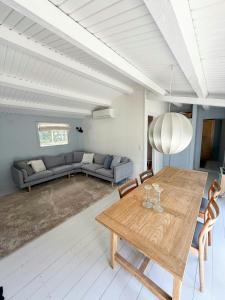 un soggiorno con un tavolo di legno e un divano di Wooden Cottage Near The Beach In Odsherred ad Asnæs Altre 21 foto