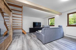 TV a/nebo společenská místnost v ubytování MERTLIN Resort