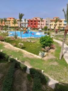 Una vista de una piscina en un resort. en Porto Matrouh Chalet شاليه بورتو مطروح, en Marsa Matruh