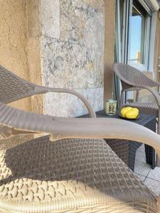 ein Tisch und Stühle auf einer Terrasse in der Unterkunft Kuzmanovski Apartments in Bitola