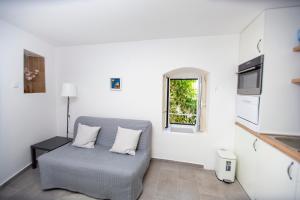 Charming Apartment in The Old Town في بودفا: غرفة معيشة مع أريكة ونافذة