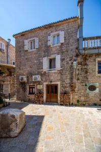 Charming Apartment in The Old Town في بودفا: مبنى حجري كبير مع فناء حجري كبير