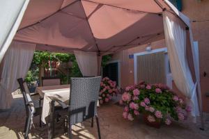 Patio alebo iná vonkajšia časť ubytovania Apartment in Veli Losinj 26456