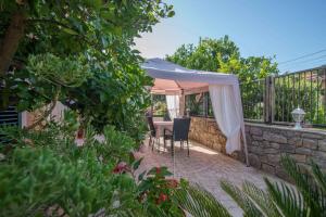 Vonkajšia záhrada v ubytovaní Apartment in Veli Losinj 26456