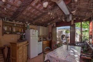 Kuchyňa alebo kuchynka v ubytovaní Apartment in Veli Losinj 26456