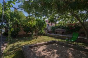 Vonkajšia záhrada v ubytovaní Apartment in Veli Losinj 26456