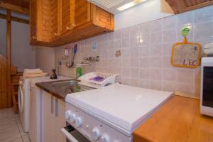 Kuchyňa alebo kuchynka v ubytovaní Apartment in Veli Losinj 26456 + 14 fotografií