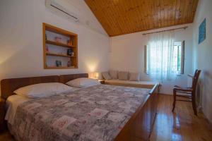 Posteľ alebo postele v izbe v ubytovaní Apartment in Veli Losinj 26456