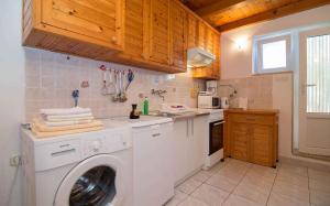 Kuchyňa alebo kuchynka v ubytovaní Apartment in Veli Losinj 26456