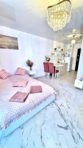 Ένα ή περισσότερα κρεβάτια σε δωμάτιο στο Jacuzzi Bliss by the Motława