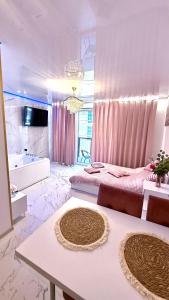 Μια τηλεόραση ή/και κέντρο ψυχαγωγίας στο Jacuzzi Bliss by the Motława