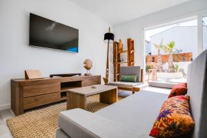 TV a/nebo společenská místnost v ubytování Vista Roses Mar - Villas Batik + 37 fotografií