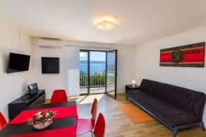 TV a/nebo společenská místnost v ubytování Apartment in Novi Vinodolski 39131