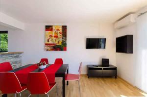 TV a/nebo společenská místnost v ubytování Apartment in Novi Vinodolski 39131