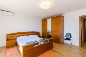 Postel nebo postele na pokoji v ubytování Apartment in Novi Vinodolski 39131