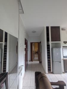 Una sala de estar con un sofá y una cocina. en Golden Sea Apartment, en Albisola Superiore
