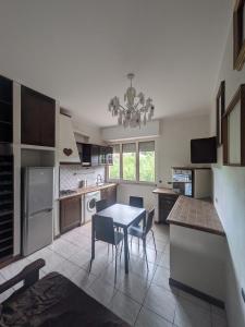 una cocina grande con mesa y sillas. en Golden Sea Apartment, en Albisola Superiore