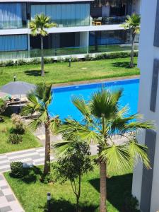 an overhead view of a swimming pool with palm trees at Seaside, Infinity Pools, Gym, Games, Wifi in Tamaris