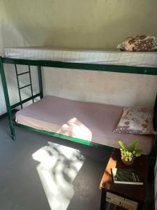 a room with two bunk beds and a table at Camping do SER - Beliche in Petrópolis