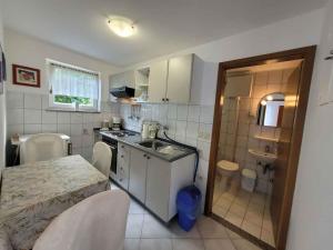 Kuchyňa alebo kuchynka v ubytovaní Holiday home in Lovran 15113