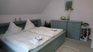 Postel nebo postele na pokoji v ubytování Apartment in Eibenstock 30354