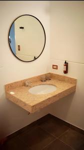 un baño con lavabo y espejo en MONACO Chicama Beach, en Puerto Chicama