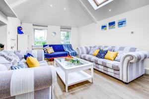 a living room with two couches and a table at Wimbledon 3Bath Sleeps7 AELTC in London