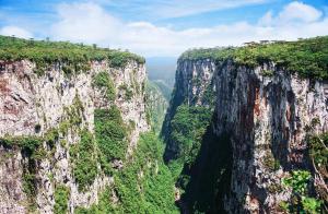a view of the cliffs of thezi mountains in china at Container 260 in Cambará +11 photos