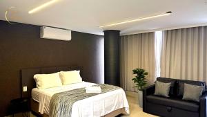 Un dormitorio con una cama y una pared negra. en Lm Way Tambau, en Tambaú 35 fotos más