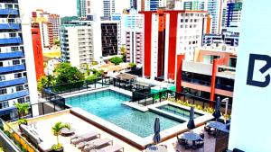 una piscina en la azotea de un edificio en Lm Way Tambau, en Tambaú