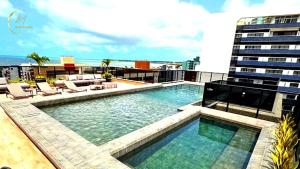 una piscina en la azotea de un edificio en Lm Way Tambau, en Tambaú