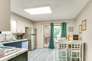 Η κουζίνα ή μικρή κουζίνα στο Shop, Dine and Unwind Walkable Overland Park Home