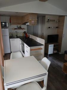 Kuchyň nebo kuchyňský kout v ubytování sweet mobil-home + 2 fotografie