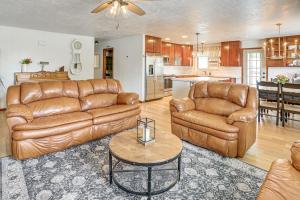 Χώρος καθιστικού στο Spacious Rock Springs Stay Near Shops and Dining! +23 φωτογραφίες