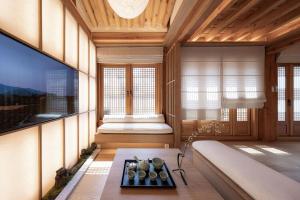 Телевизор и/или развлекательный центр в Haeon Seoul,2층 한옥 독채,서울 핫플 중심가에 위치,주요 핫플 도보 이동,테라스,지하철과공항버스5분,종로,익선동,경복궁,북촌한옥마을,명동