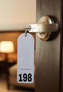 una etiqueta blanca colgando del pomo de una puerta en Kechi Forest Apart hotel Tsaghkadzor, en Tsaghkadzor 36 fotos más