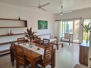 ein Wohnzimmer mit einem Holztisch und Stühlen in der Unterkunft Tortugas uno cero tres in Puerto Escondido