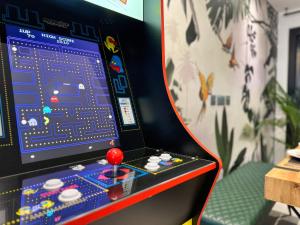 a computer screen with a maze on it at London Queen's Park with cinema & gaming room in London +20 photos