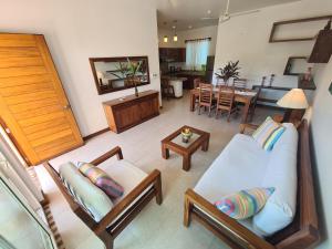 ein Wohnzimmer mit Couch und ein Esszimmer in der Unterkunft Tortugas uno cero tres in Puerto Escondido