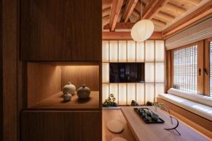 Телевизор и/или развлекательный центр в Haeon Seoul,2층 한옥 독채,서울 핫플 중심가에 위치,주요 핫플 도보 이동,테라스,지하철과공항버스5분,종로,익선동,경복궁,북촌한옥마을,명동 +87 фотографий