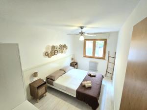a bedroom with a bed and a window at Walsimar2 - Passi dalla spiaggia in Grado