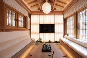 Телевизор и/или развлекательный центр в Haeon Seoul,2층 한옥 독채,서울 핫플 중심가에 위치,주요 핫플 도보 이동,테라스,지하철과공항버스5분,종로,익선동,경복궁,북촌한옥마을,명동