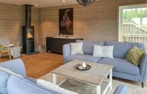 Χώρος καθιστικού στο Cozy Home In Hornindal With Sauna