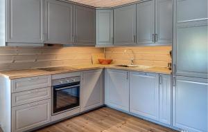 Η κουζίνα ή μικρή κουζίνα στο Cozy Home In Hornindal With Sauna