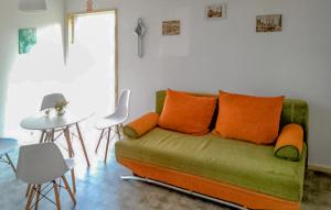 una sala de estar con un sofá y una mesa en 2 Bedroom Nice Home In Ilawa, en Iława