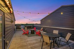 En balkon eller terrasse på Rooftop Deck Grill Ping Pong Near Downtown Nashville